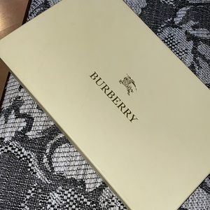 “BURBERRY SCARF BOX”